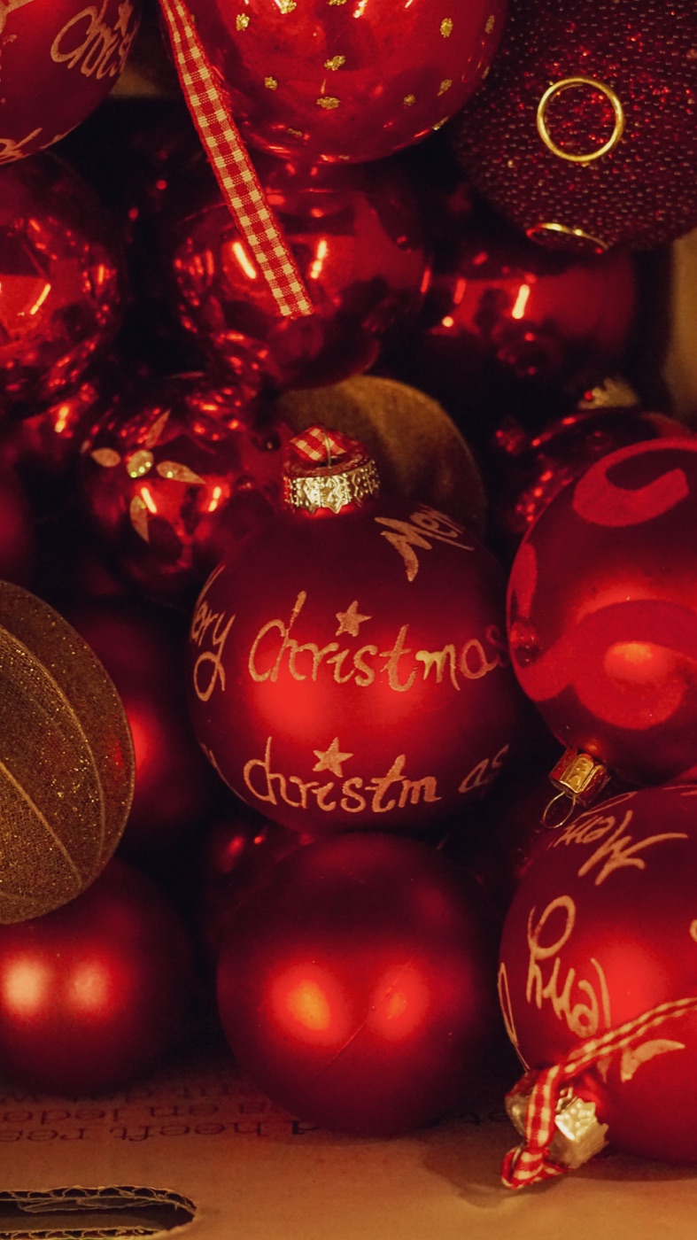 Bolas vermelhas de Natal usadas como imagem ilustrativa do comparativo